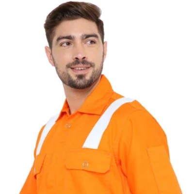 How Top Fire Retardant Workwear Ensure Safety in Hazardous Environments